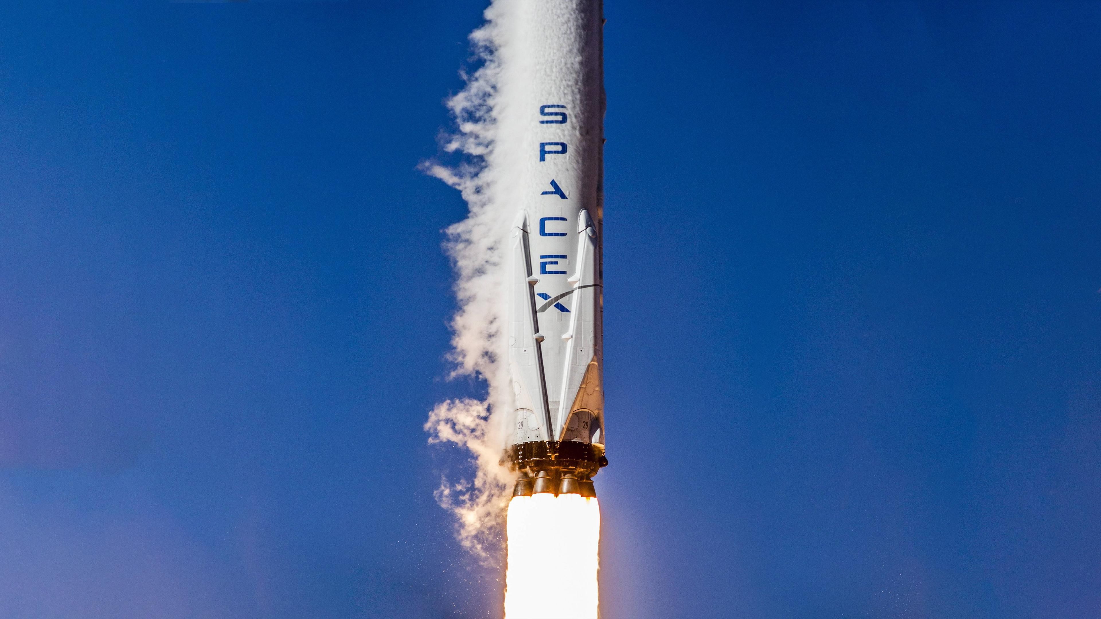 Picture of the main booster of SpaceX's Falcon 9 during launch